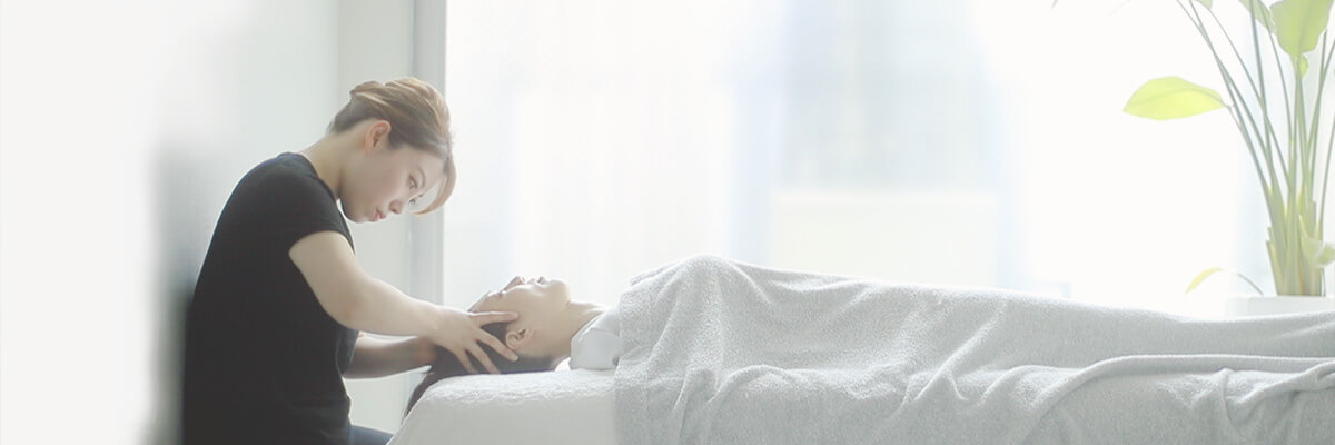 青山の小顔フェイシャルエステでの施術の様子