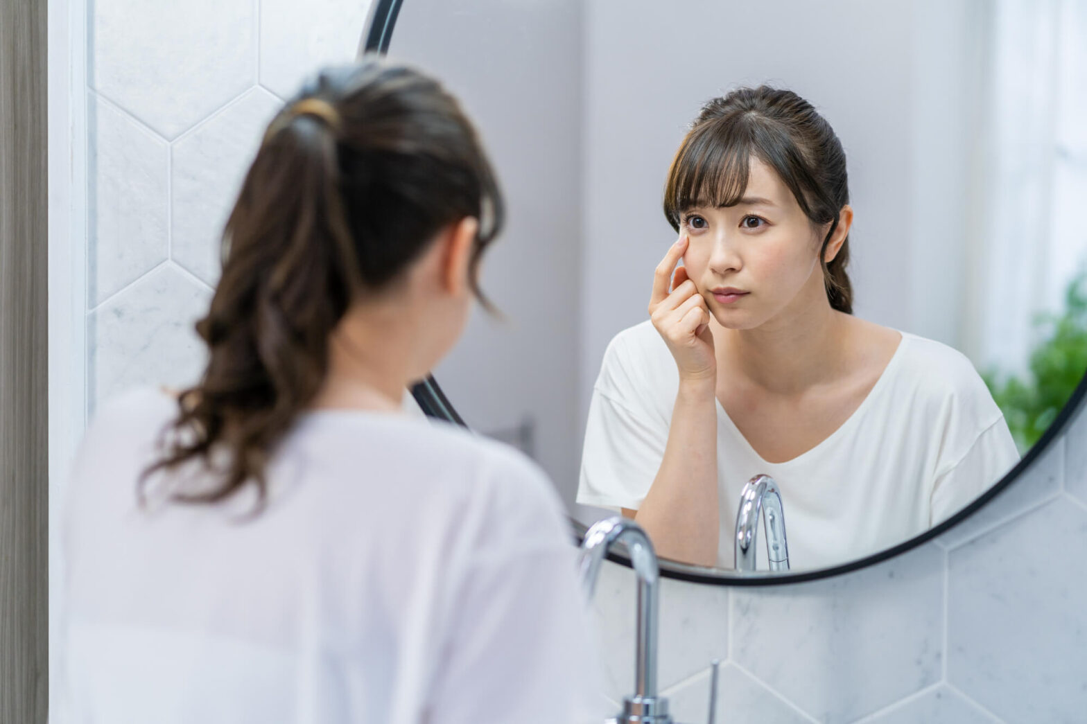 目もとのシワの原因とは?即効性のある対処法を小顔矯正のプロがお伝えします!